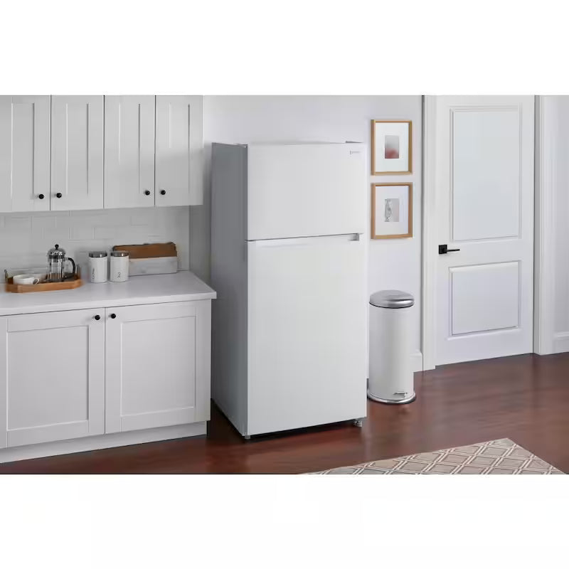White 18 cu. ft. Top Freezer Refrigerator O43850