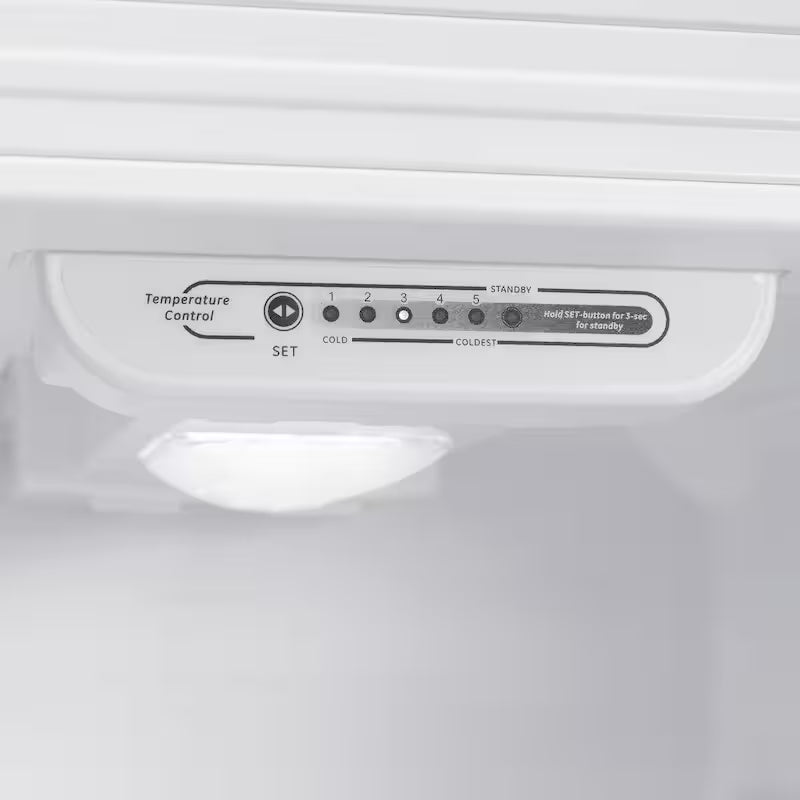 White 18 cu. ft. Top Freezer Refrigerator O43850